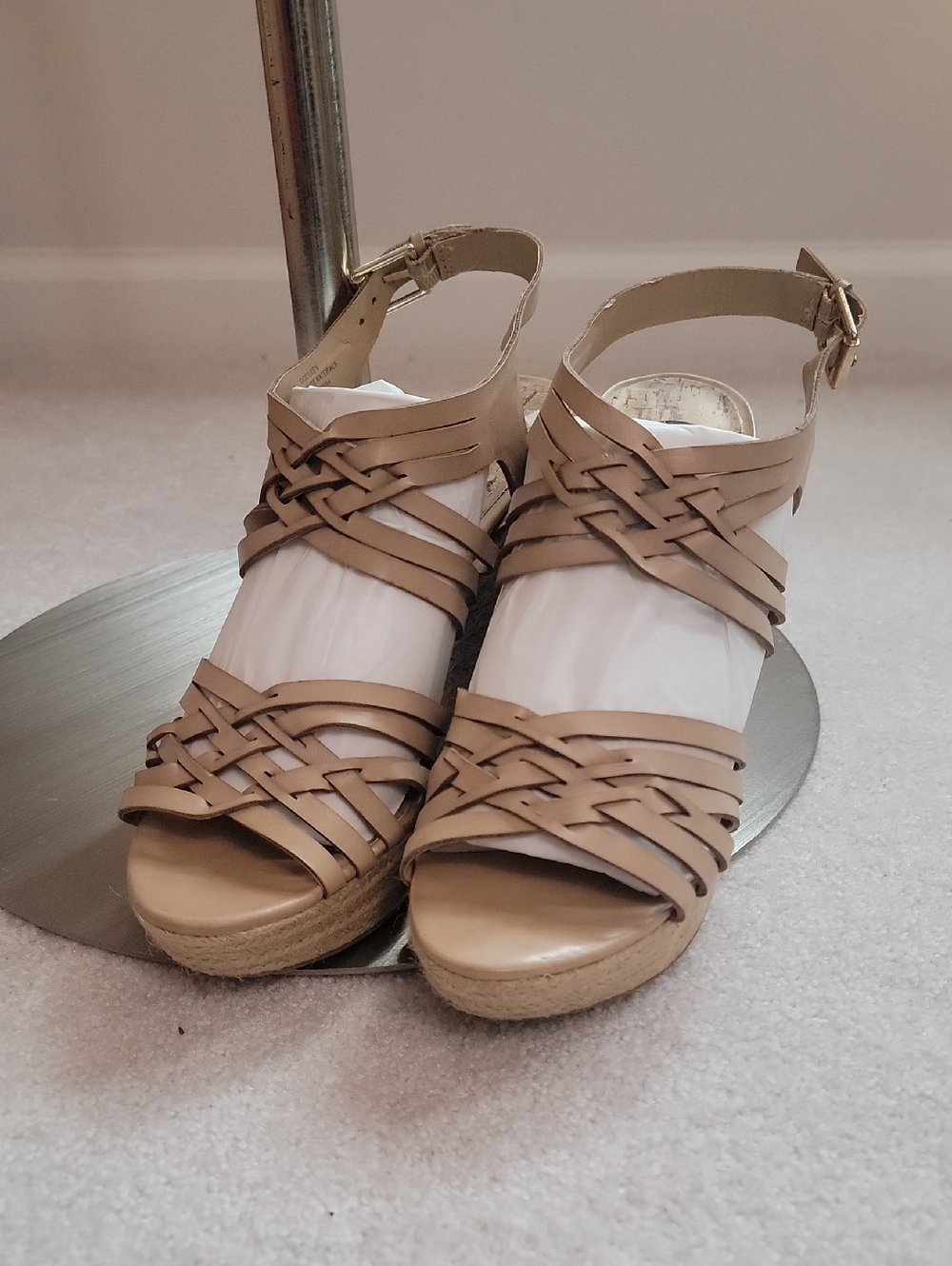 NWOT Guess - taupe platform sandals